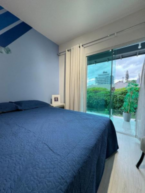 Quarto privativo 2 com SmartTV, AR e sacada em Floripa